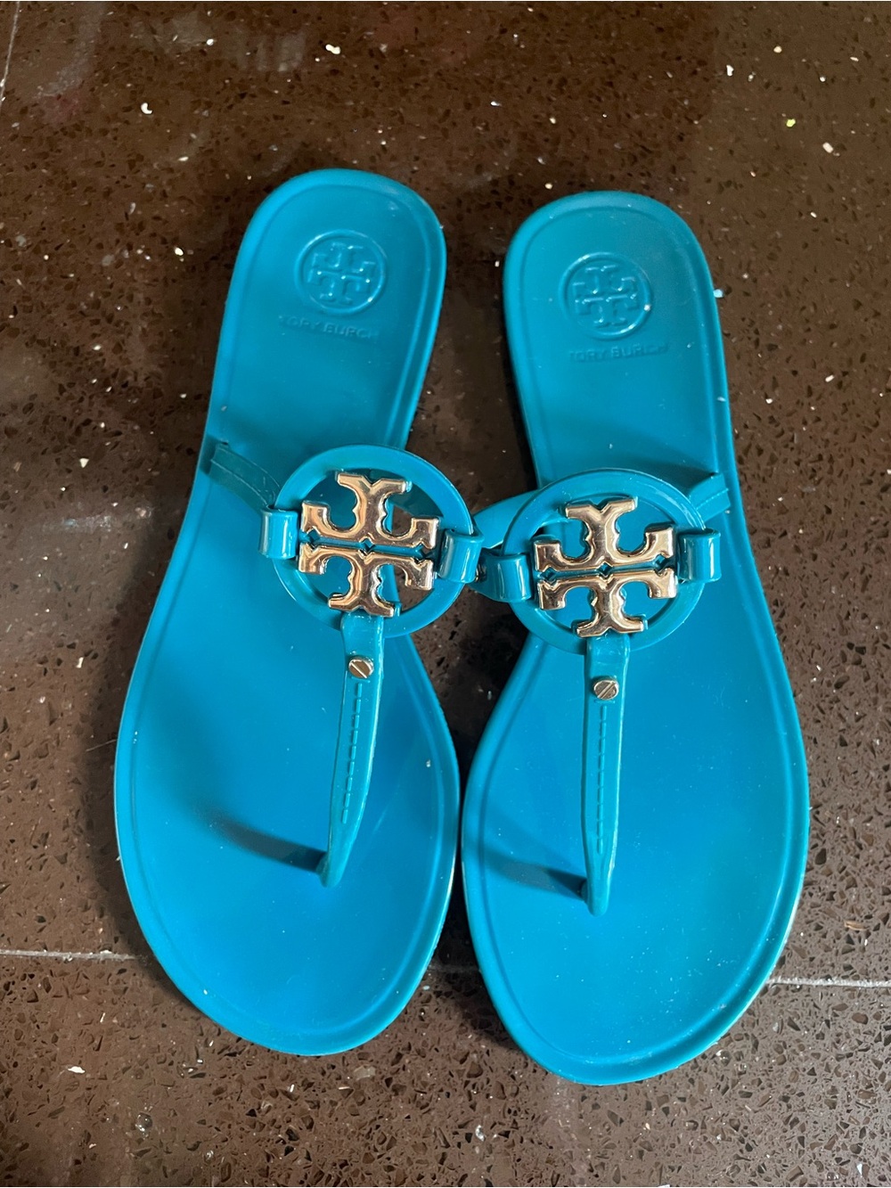 Tory Burch Teal Jelly Logo Thong Sandals with Gold EmblemToty Burch sise 8,5